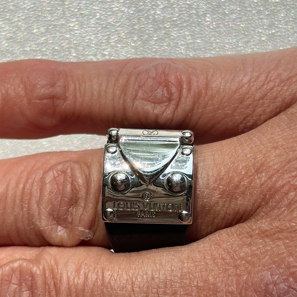Louis Vuitton lock me out ring. Black and silver - Picture 3 of 4